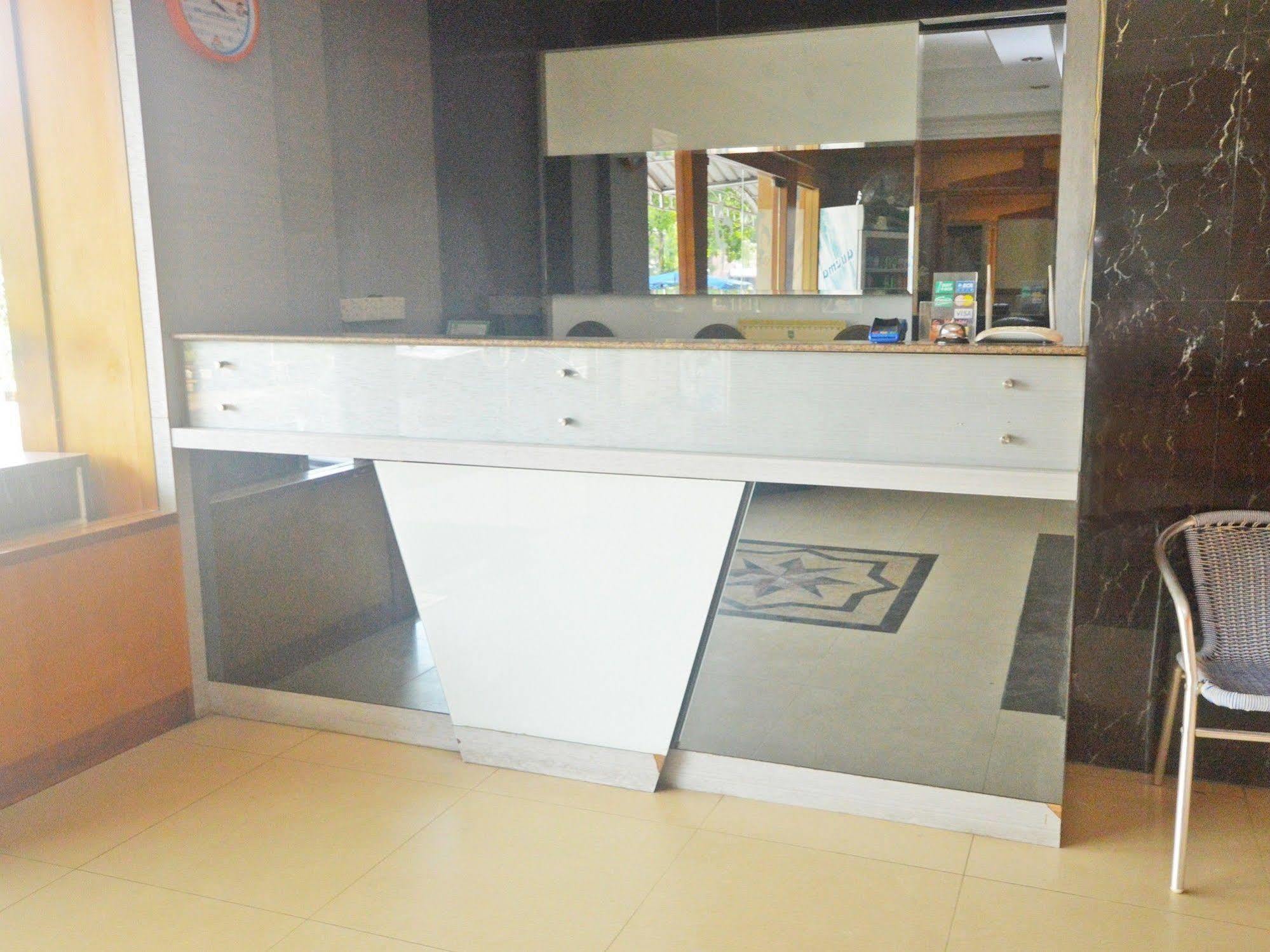 Nida Rooms Nagoya Business Center Batam Buitenkant foto